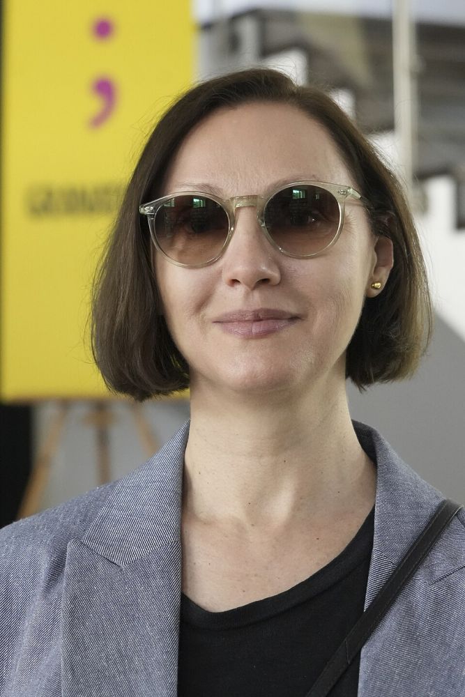 Kobieta w ciemnych okularach.