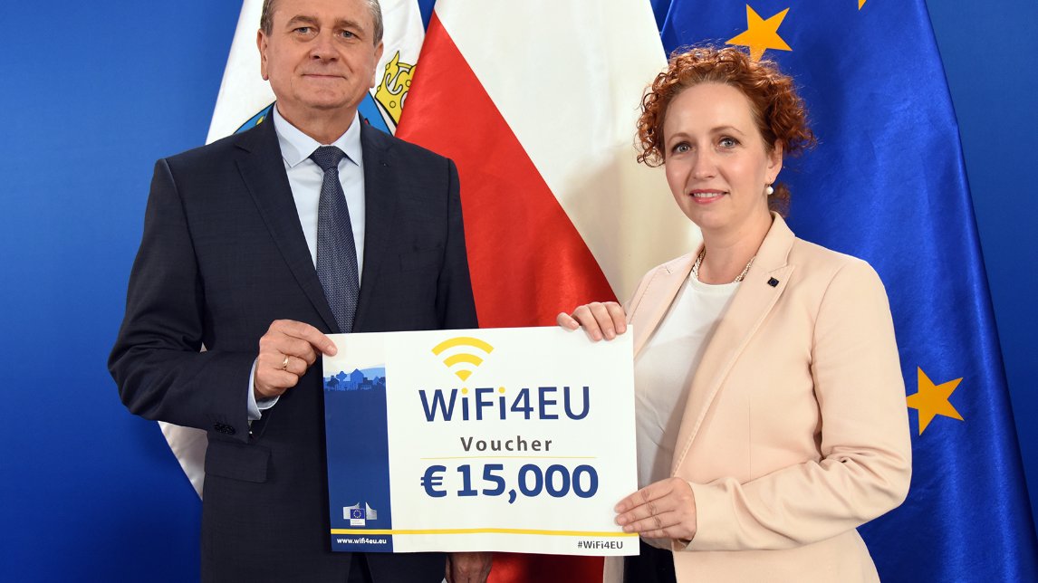 Maria Galewska i Stanisław Tamm trzymają voucher