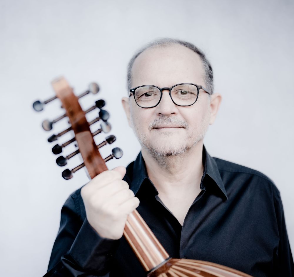 Mężczyzna w okularach z instrumentem.