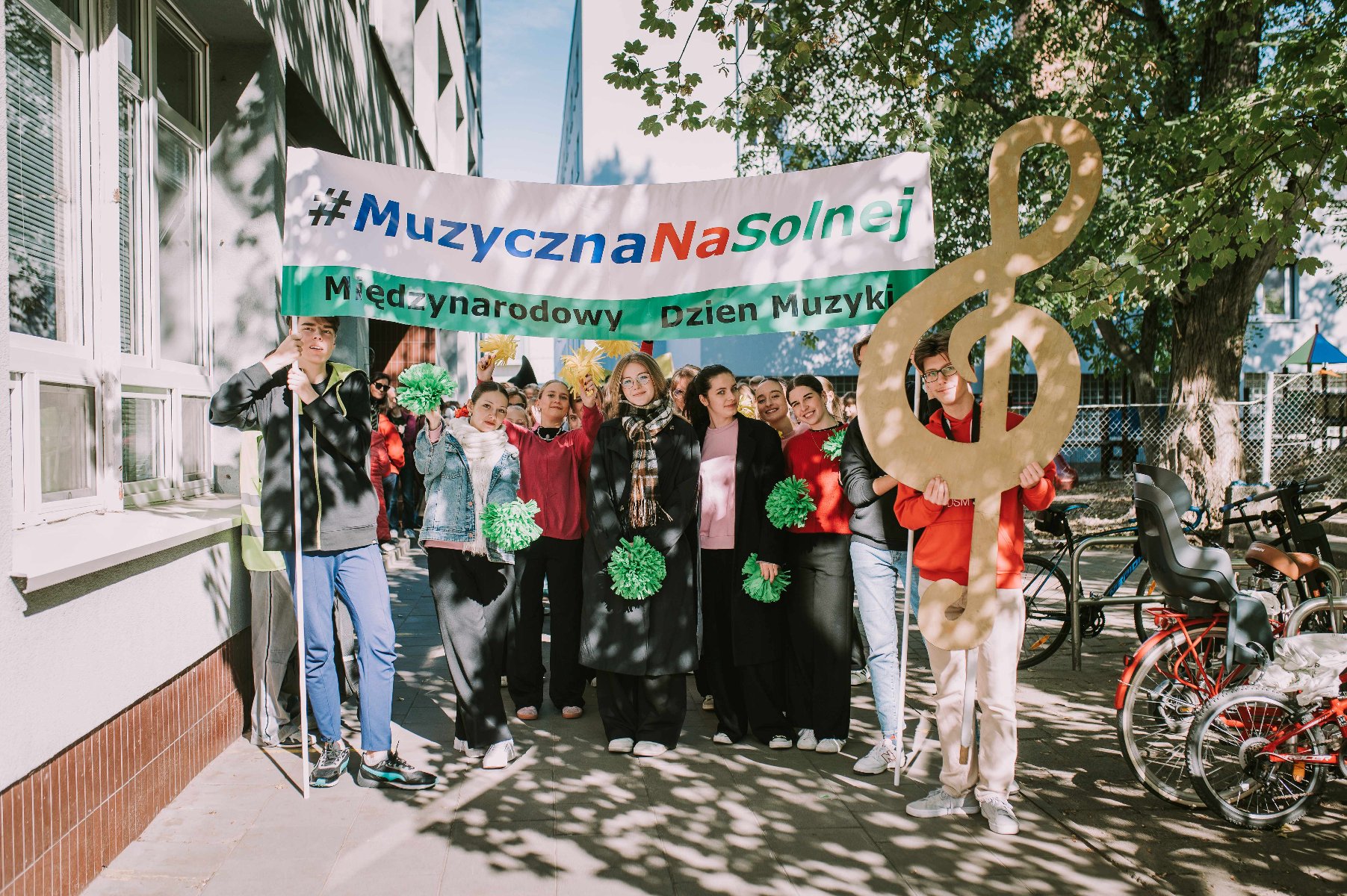 Poznań świętuje Międzynarodowy Dzień Muzyki Na grafice znajdują się uczniowie biorący udział w paradzie z okazji Święta Muzyki