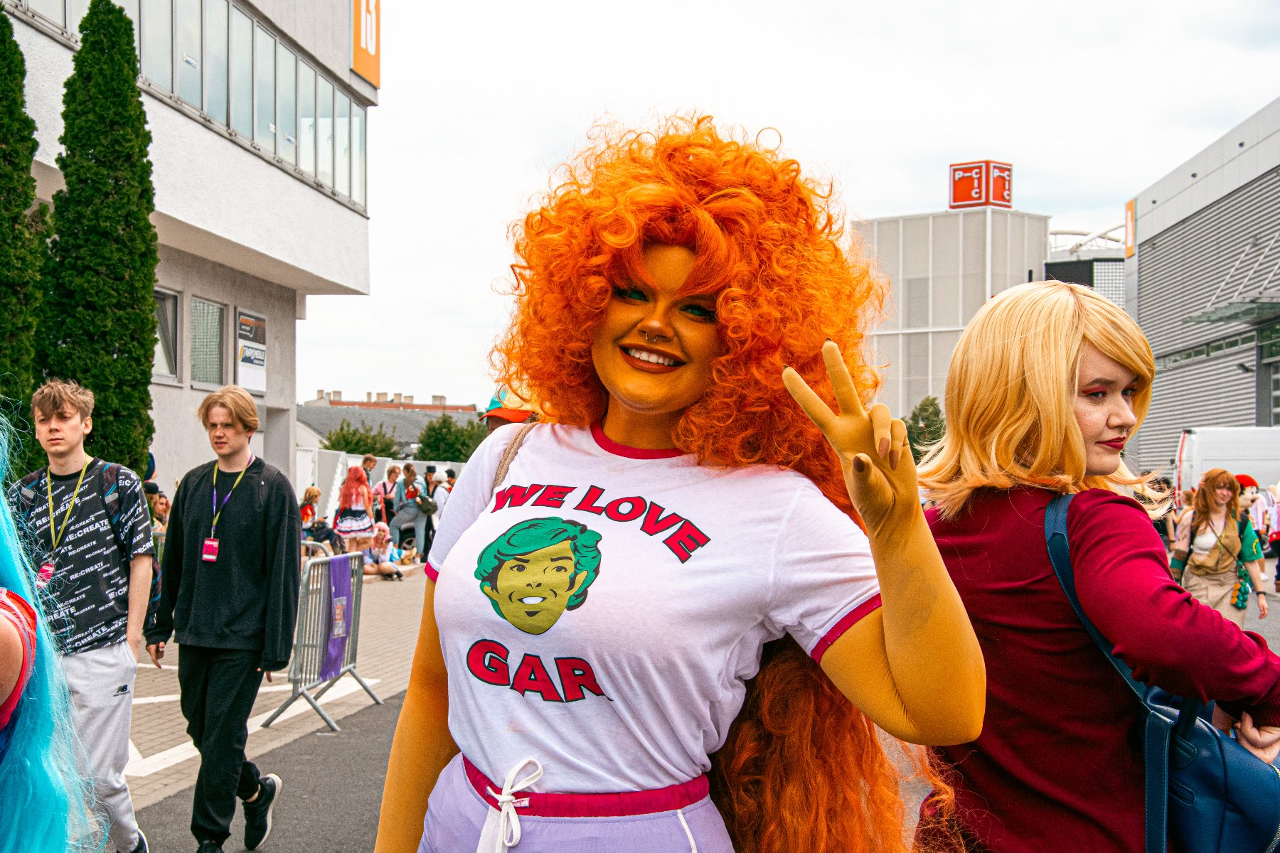 Na trzy dni Poznań zmieni się w stolicę fantastyki. Na terenie MTP trwa Pyrkon Na zdjęciu cosplayerka pozująca do obiektywu na tle Iglicy, ubrana w niebieski strój