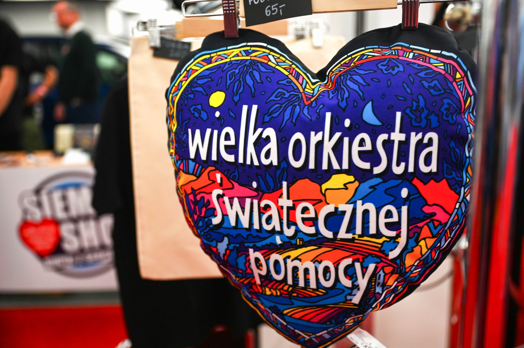 Na zdjęciu duże, kolorowe serce z napisem: Wielka Orkiestra Świątecznej Pomocy