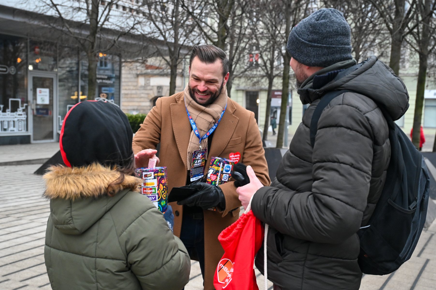 Na zdjęciu duże, kolorowe serce z napisem: Wielka Orkiestra Świątecznej Pomocy