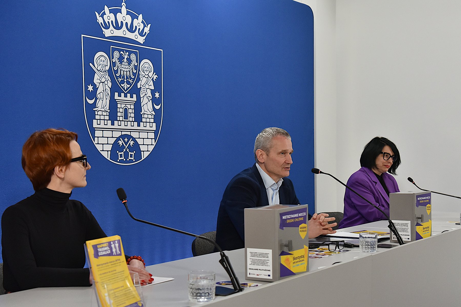 Na zdjęciu dwa Srebrne Pudełka, jedno otwarte, widać w nim środki chłonne, drugie zamknięte