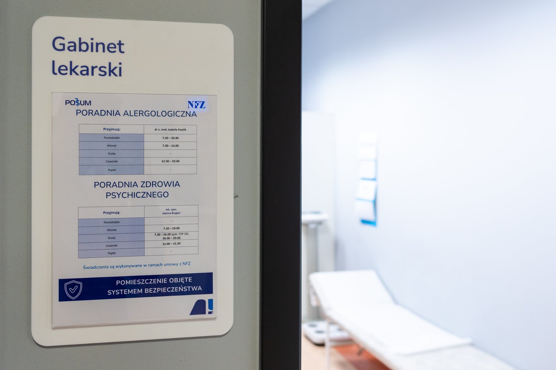 Na zdjęciu fasada POSUM, widać wejście do budynku