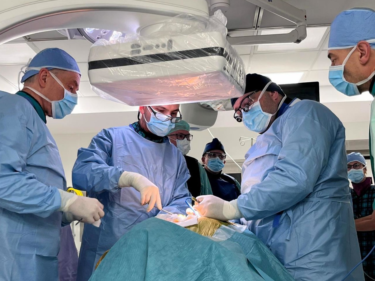 Po 36 godzinach pacjent został wypisany do domu/ fot. WSM im. J. Strusia Na zdjęciu lekarze podczas zabiegu