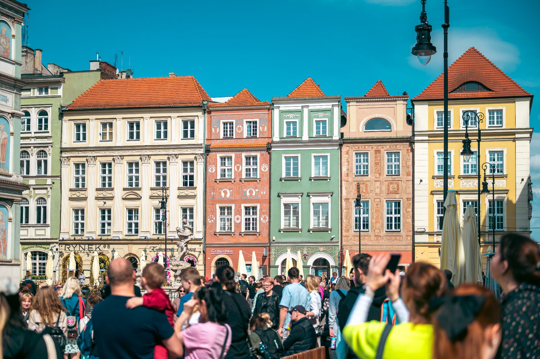 Na zdjęciu ludzie robiący zdjęcia poznańskiemu Ratuszowi