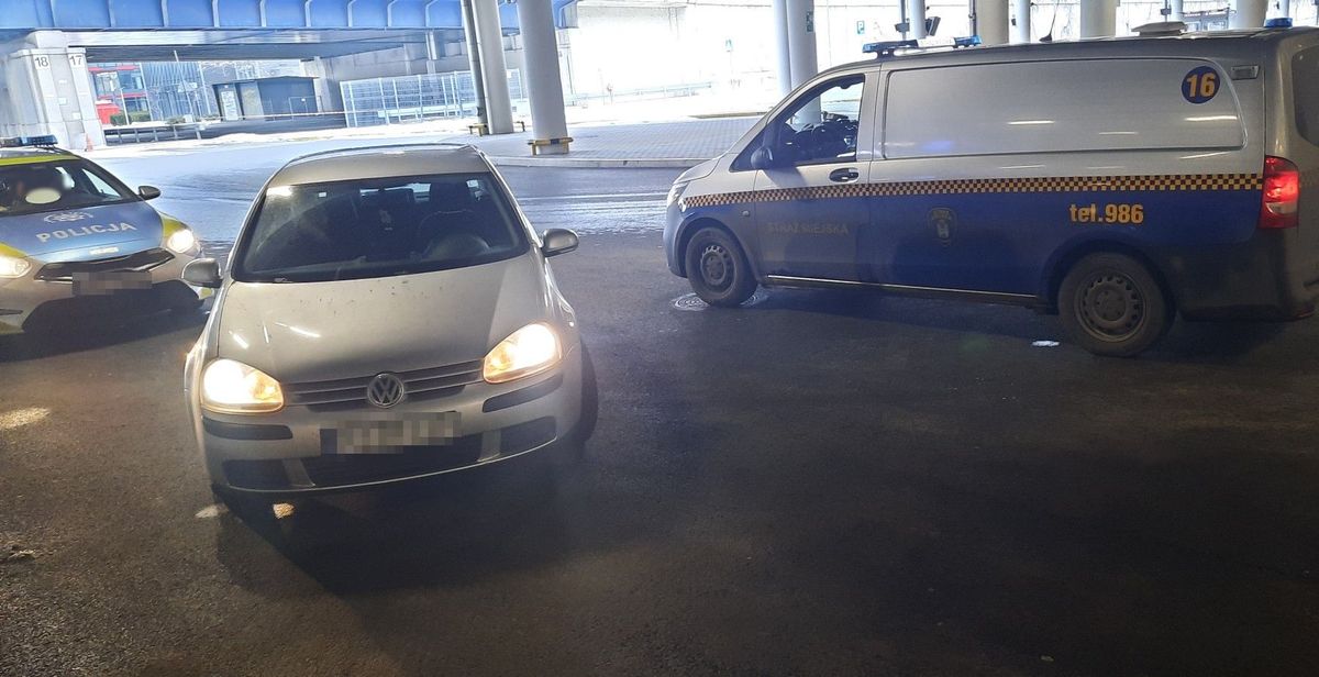 na zdjęciu od lewej radiowóz policji, pojazd sprawcy wykroczenia srebrny volkswagen i radiowóz transportowy straży miejskiej