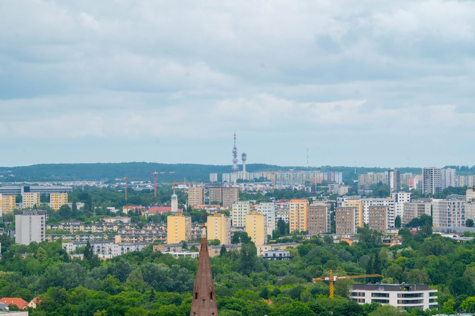 Na zdjęciu panorama Piątkowa, widać bloki i wieżę