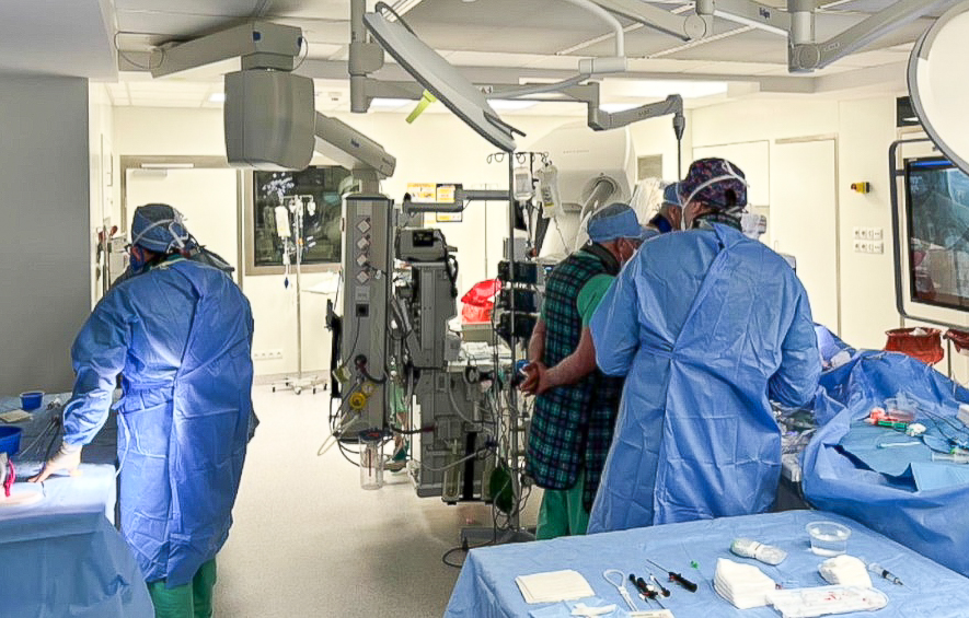 To jedno z pierwszych tego typu wszczepień w Polsce Na zdjęciu sala operacyjna, w niej lekarze
