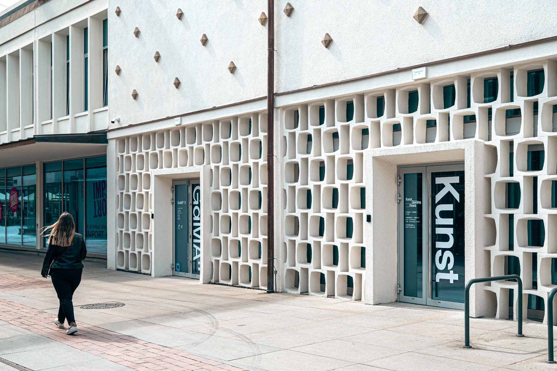 Na zdjęciu wejście do Galerii Miejskiej Arsenał