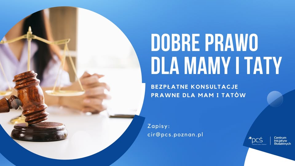 Na zdjęciu wnętrze CIR: pomieszczenie z kominkiem, kanapą, fotelem, w kącie zabawki