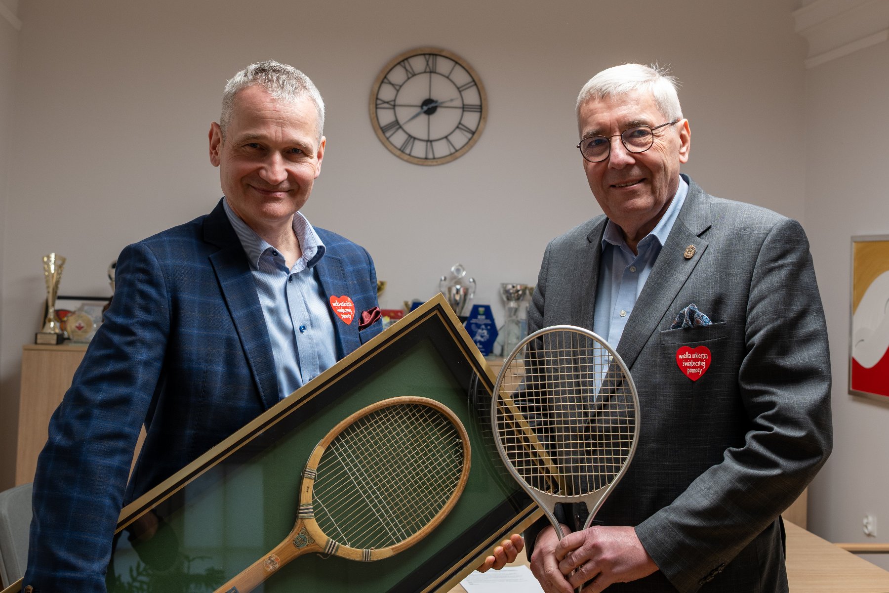 Na zdjęciu z rakietami do tenisa przewodniczący rady i wiceprezydent.