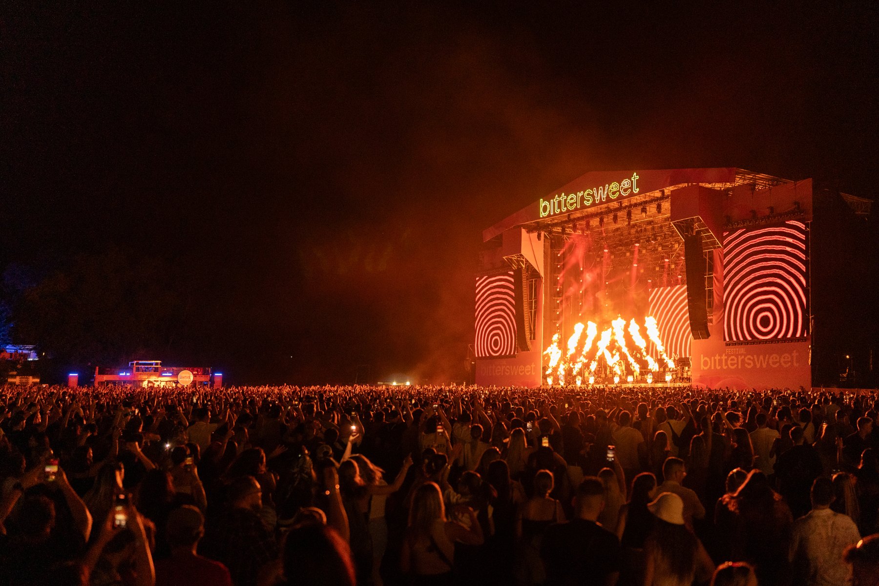 Nocny widok na festiwalową scenę