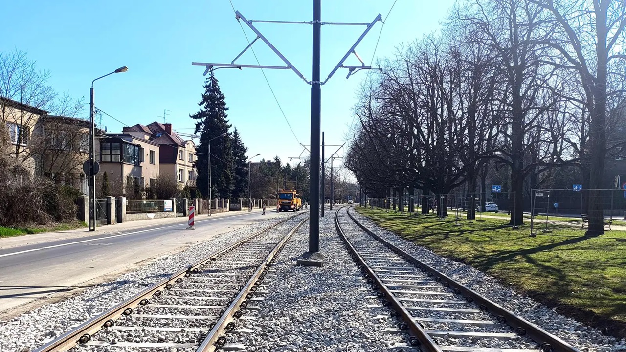 W poniedziałek, 7 kwietnia, tramwaje wrócą na al. Wielkopolską i całą trasę piatkowską fot. MPK Nowe torowisko wzdłuż al. Wielkopolskiej po remoncie, z prawej strony zarzewiona aleja