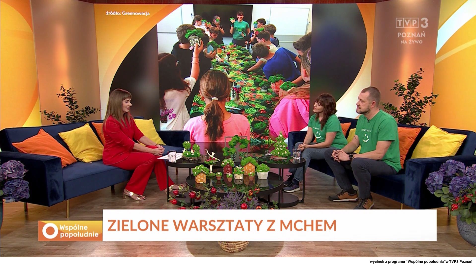 Źródło: program "Wspólne Popołudnie" w TVP3 Poznań Obraz telewizora z osobami siedzącymi przy stole, uczestniczącymi w spotkaniu lub dyskusji.