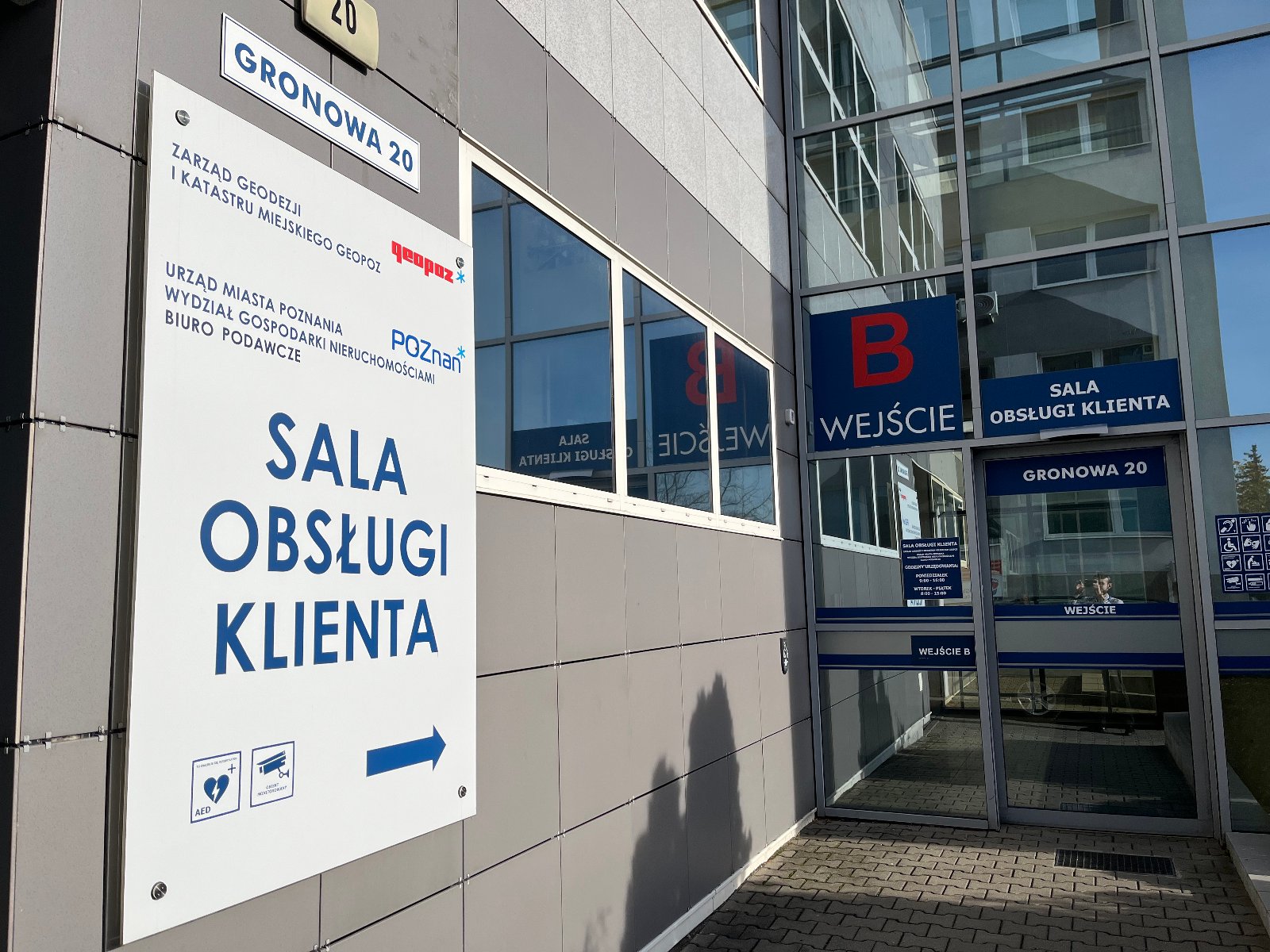 Wejście do sali obsługi klienta przy ul. Gronowej 22 - grafika artykułu