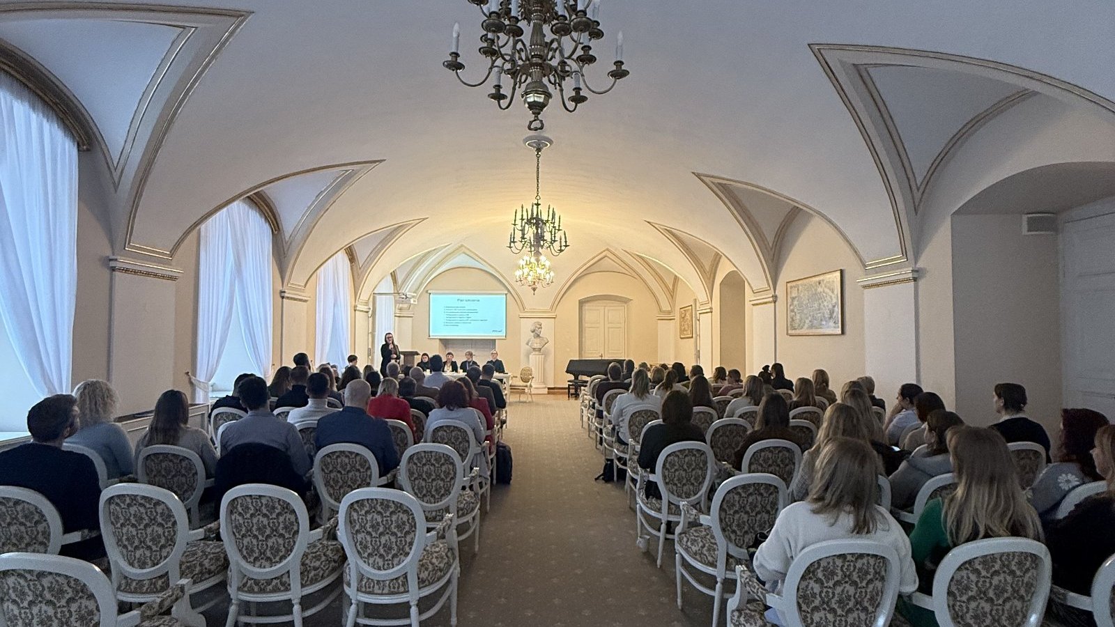 Sala Biała w Urzędzie Miasta Poznania wypełniona słuchającymi ludźmi