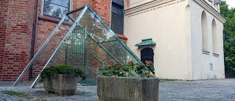 Na zdjęciu wejście do Krypty Zasłużonych Wielkopolan. - grafika artykułu