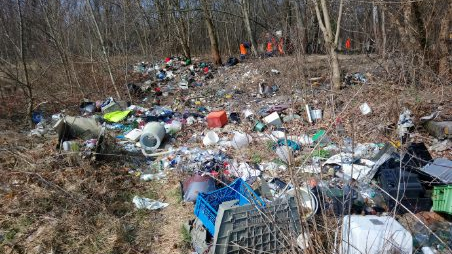 Odpady zgromadzone na terenie przyległym do Parku Sołackiego