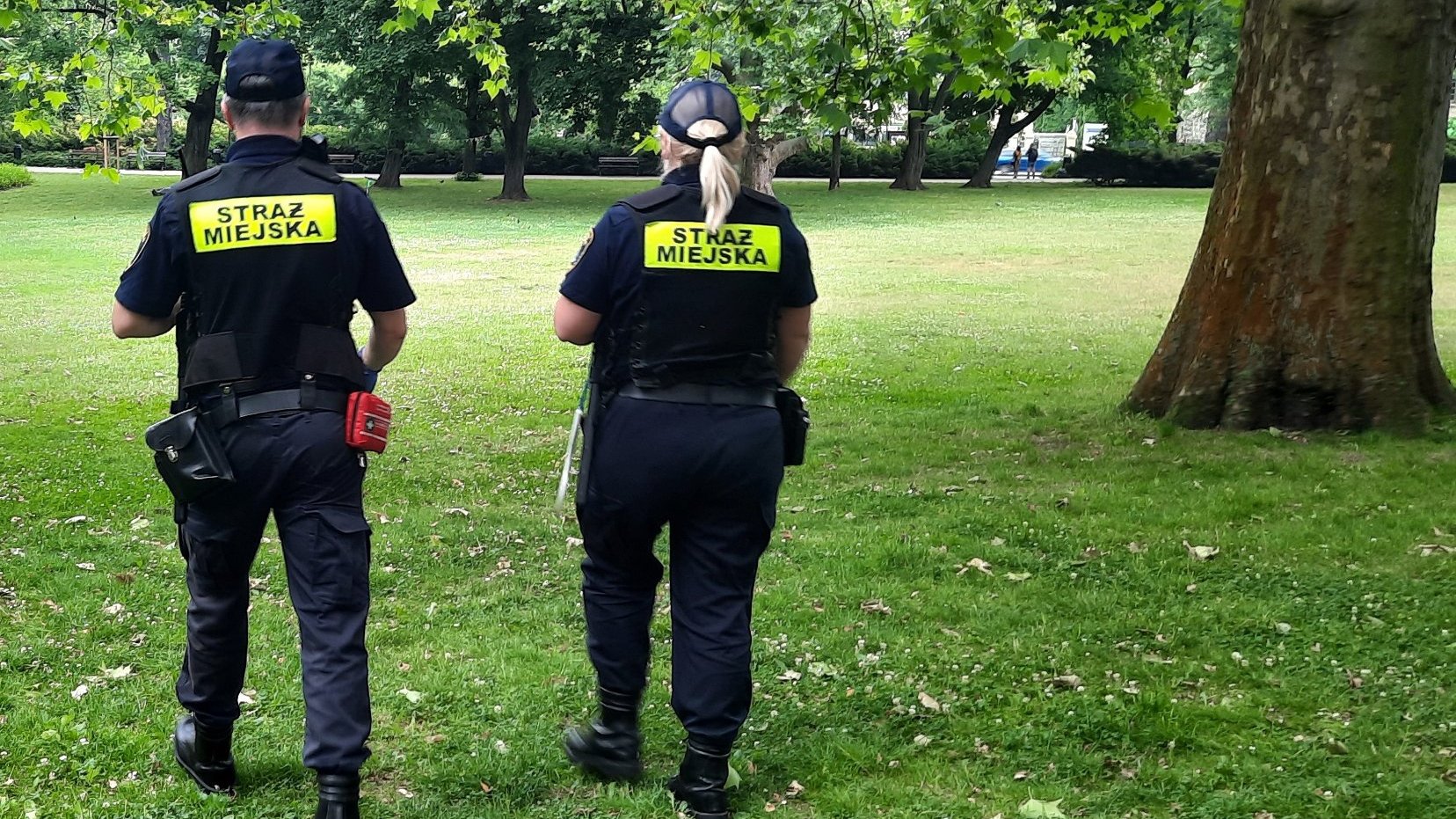 Na zdjęciu, strażnik i strażniczka w trakcie patrolu w Parku przy fontannie przy placu im. Adama Mickiewicza
