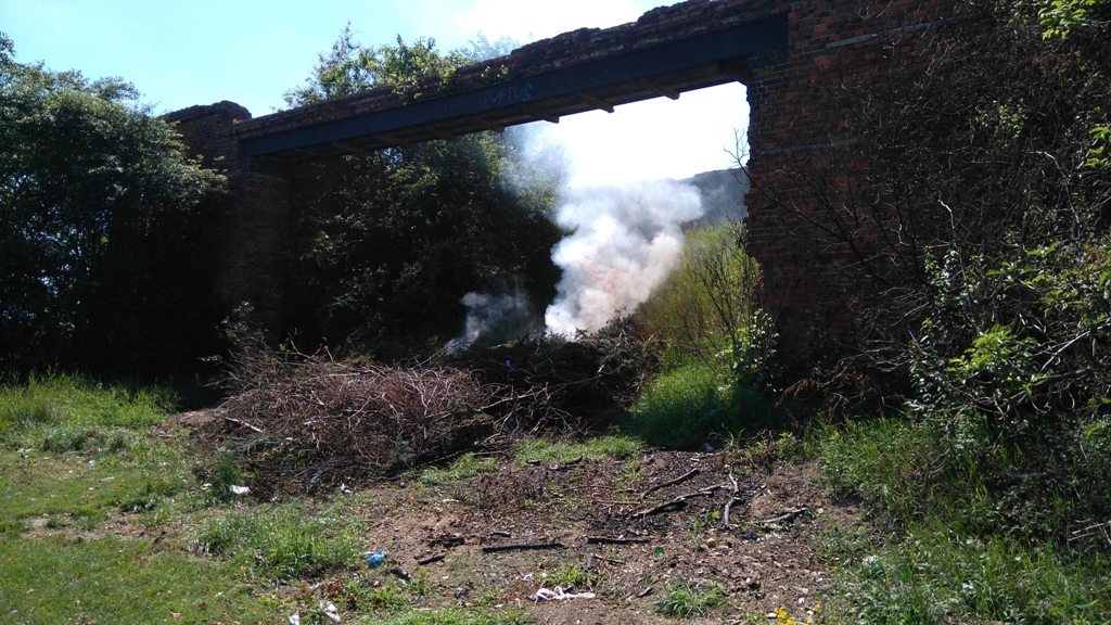 Dymiące ognisko w pobliżu pasa startowego lotniska Ławica - grafika artykułu