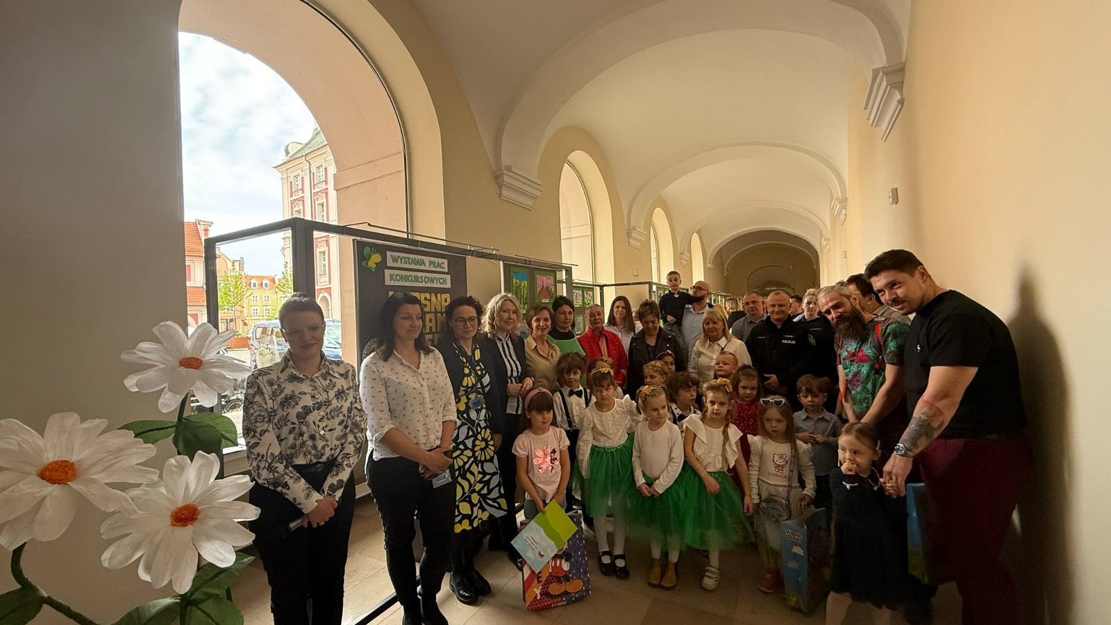 Na zdjęciu widać dzieci, nauczycielki, rodziców oraz zaproszonych gości