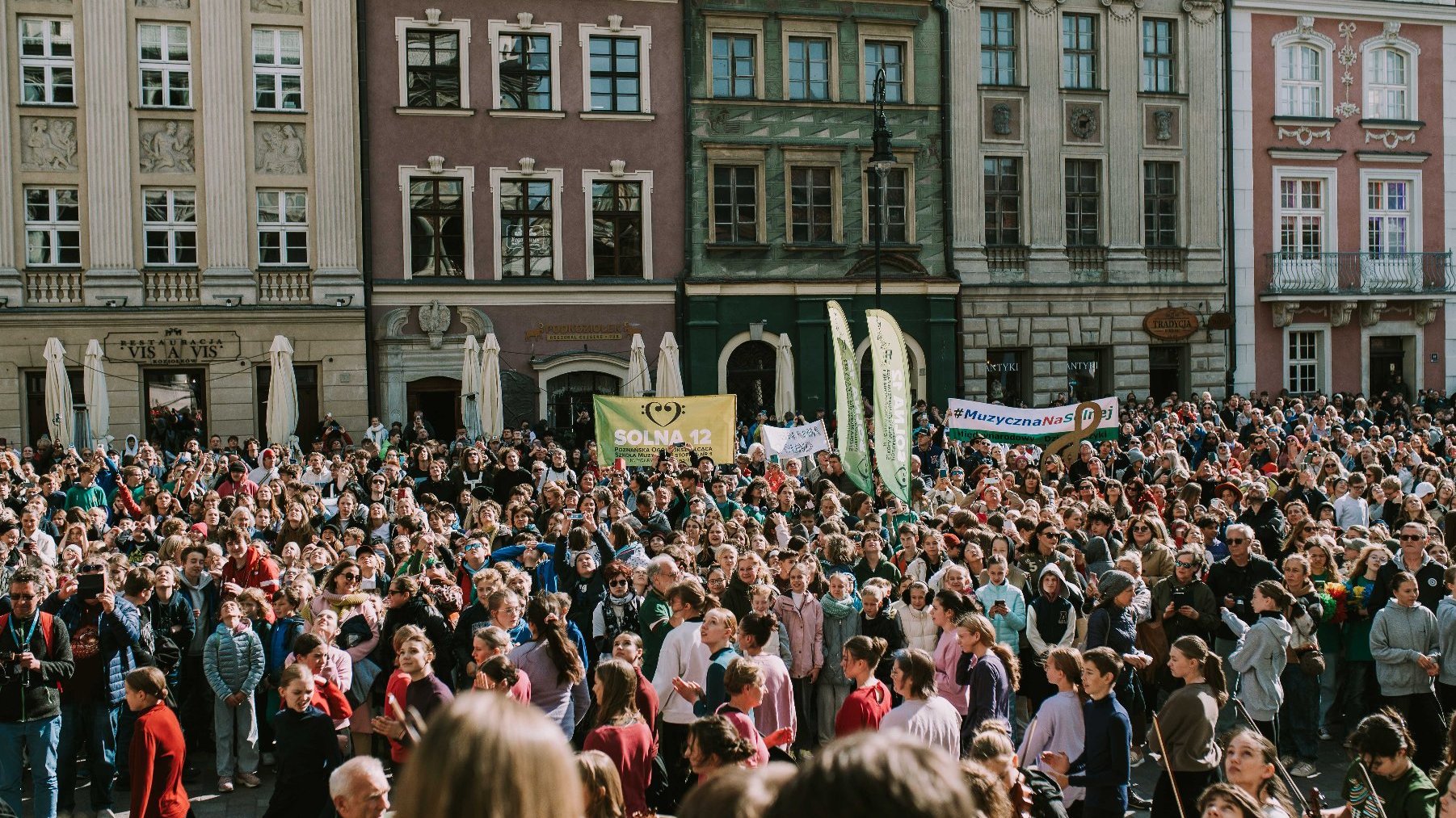 Na grafice znajdują się mieszkańcy Poznania biorący udział w paradzie z okazji Święta Muzyki