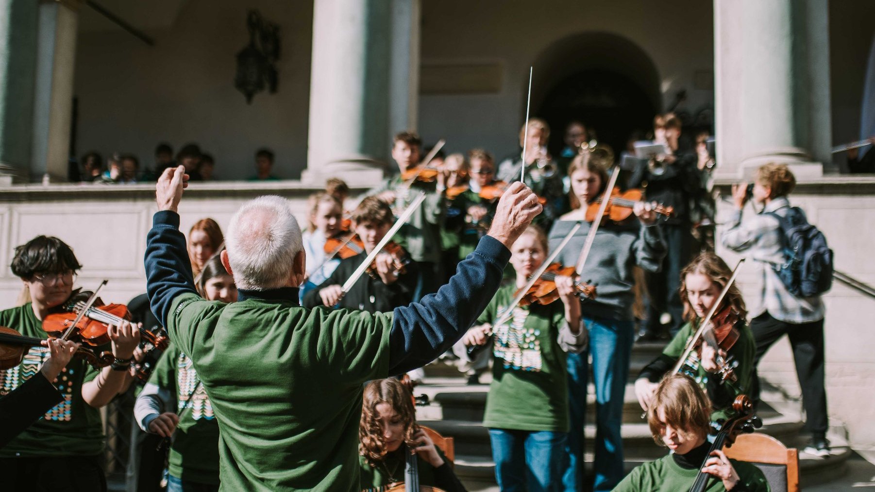 Na grafice znajdują się uczniowie z instrumentami biorący udział w paradzie z okazji Święta Muzyki