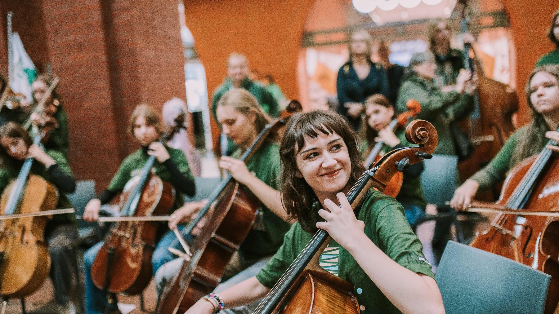Na grafice znajdują się uczniowie z instrumentami biorący udział w paradzie z okazji Święta Muzyki