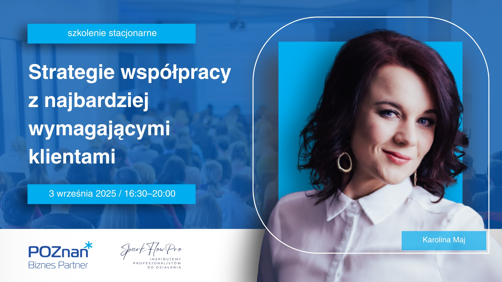 Zdjęcie promujące szkolenie "Strategie współpracy z najbardziej wymagającymi klientami", które odbędzie się 3 września 2025 r. w godzinach 16:30-20:00. Po lewej stronie znajduje się tytuł wydarzenia na tle rozmytego zdjęcia sali konferencyjnej. Po prawej stronie widoczny jest portret prowadzącej Karoliny Maj w białej koszuli/ Na dole umieszczone są logotypy organizatorów: Poznań Biznes Partner oraz Spark Flow Pro. - grafika artykułu