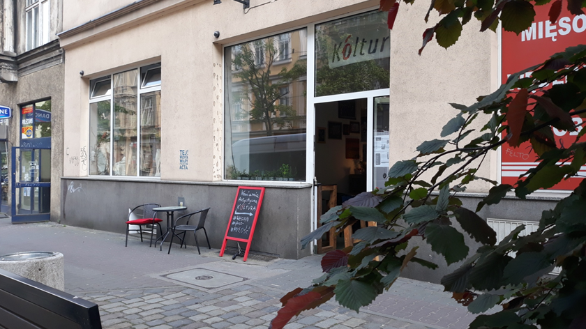 Kawiarnia artystyczna "Kóltura" mieści się w jednym z miejskich lokali na placu Cyryla Ratajskiego - grafika artykułu