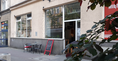 Kawiarnia artystyczna "Kóltura" mieści się w jednym z miejskich lokali na placu Cyryla Ratajskiego