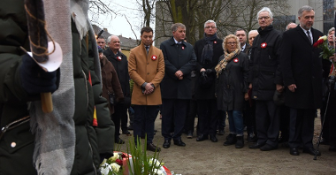 Władze miasta, powiatu i województwa złożyły kwiaty na Cmentarzu Zasłużonych Wielkopolan oraz pod tablicami pamiątkowymi dawnych bohaterów