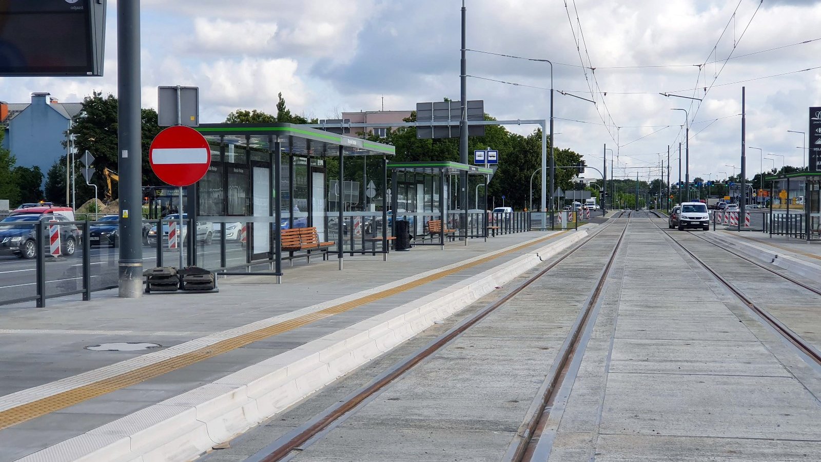 Zdjęcie przedstawiające rondo Rataje, na pierwszym planie przystanek tramwajowy i torowisko - grafika artykułu