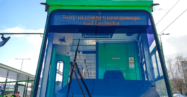 Zbliżenie na czoło tramwaju, na tablicy napis: próby wiaduktu tramwajowego nad Lechicką