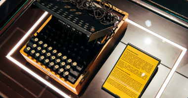 Enigma: na zdjeciu widać klawiaturę, rotory maszyny i okablowanie.