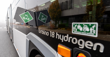 Na zdjęciu autobus wodorowy, widać jego bok i napis: Urbino 18 hydrogen