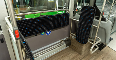 Na zdjęciu wnętrze autobusu wodorowego, miejsce dla osób na wózku i wózków dziecięcych