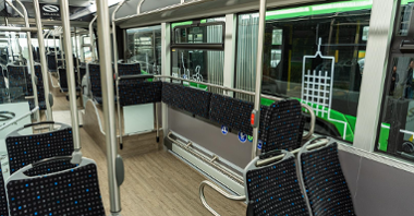 Na zdjęciu wnętrze autobusu wodorowego, widać siedzenia