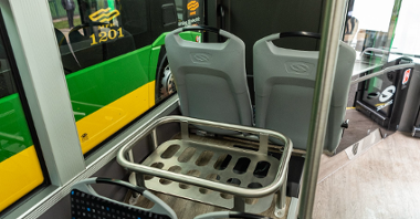 Na zdjęciu wnętrze autobusu wodorowego, widać miejsce na walizkę