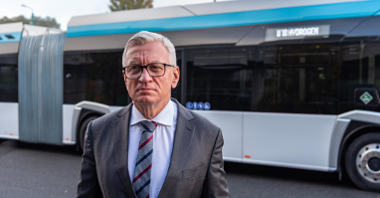 Na zdjęciu prezydent Poznania stojący przed autobusem wodorowym