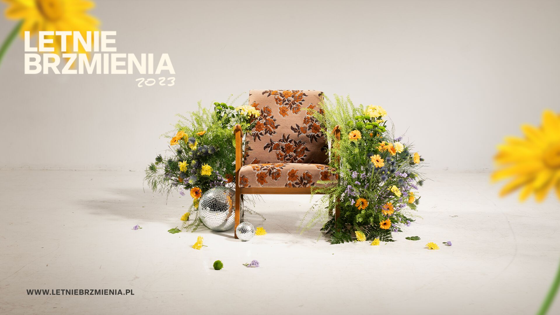 Plakat z infrmacjami o wydarzeniu oraz fotelem otoczonym kwiatami - grafika artykułu