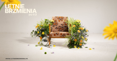 Plakat z infrmacjami o wydarzeniu oraz fotelem otoczonym kwiatami