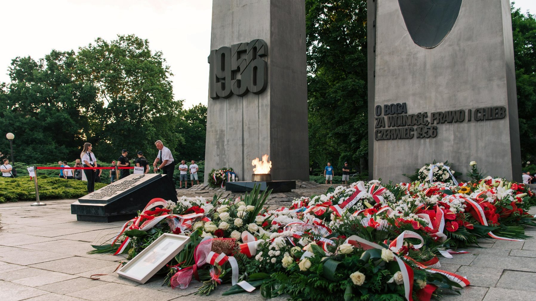 Kwiaty pod pomnikiem dwóch krzyży na placu Mickiewicza - grafika artykułu