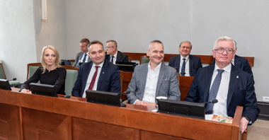 Na zdjęciu prezydent Poznania i jego zastępcy w ławie sali sesyjnej