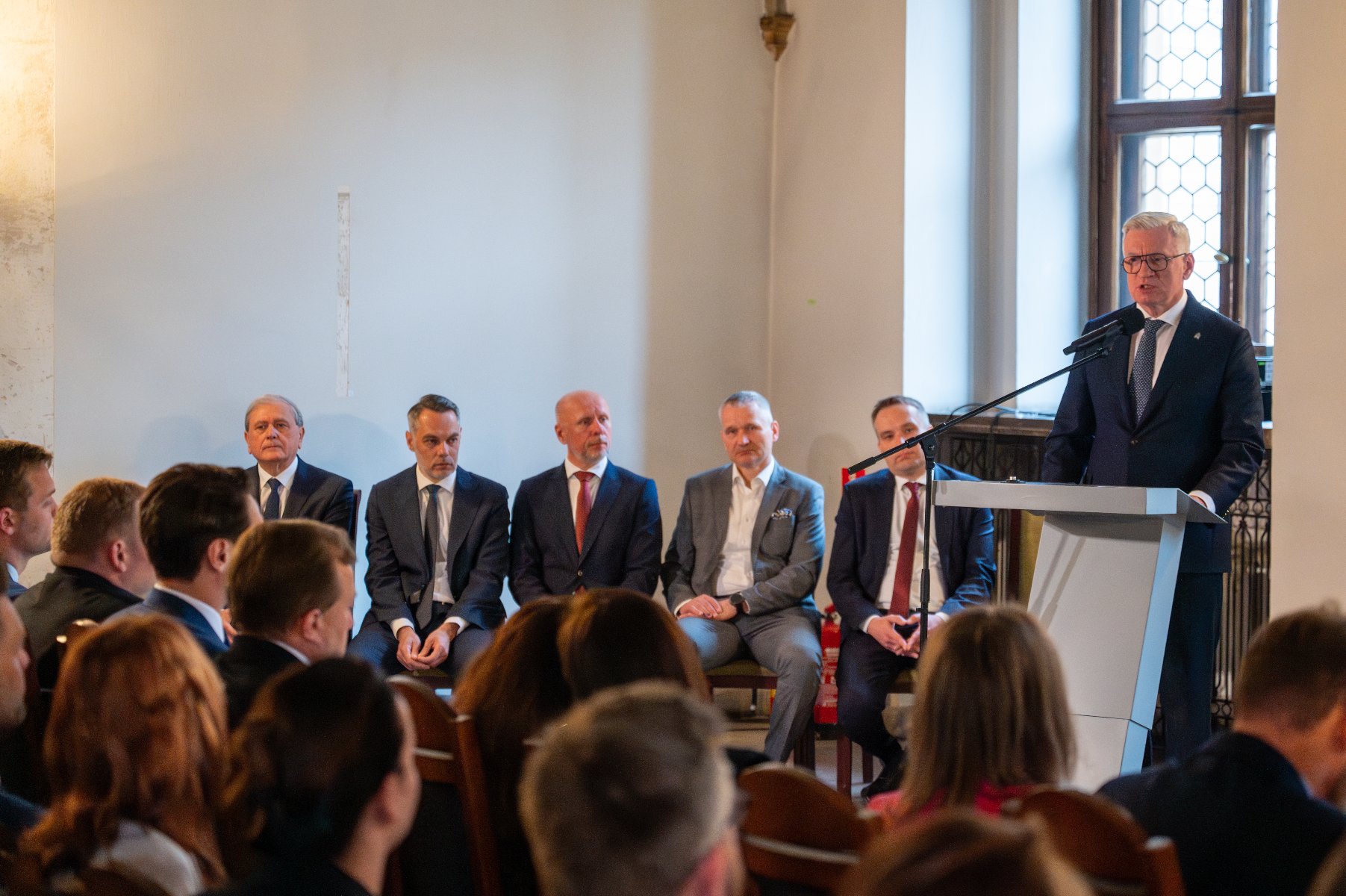 Na zdjęciu prezydent Poznania w sali Ratusza, przy mównicy - grafika artykułu