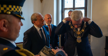 Na zdjęciu prezydent Poznania zakładający uroczysty łańcuch