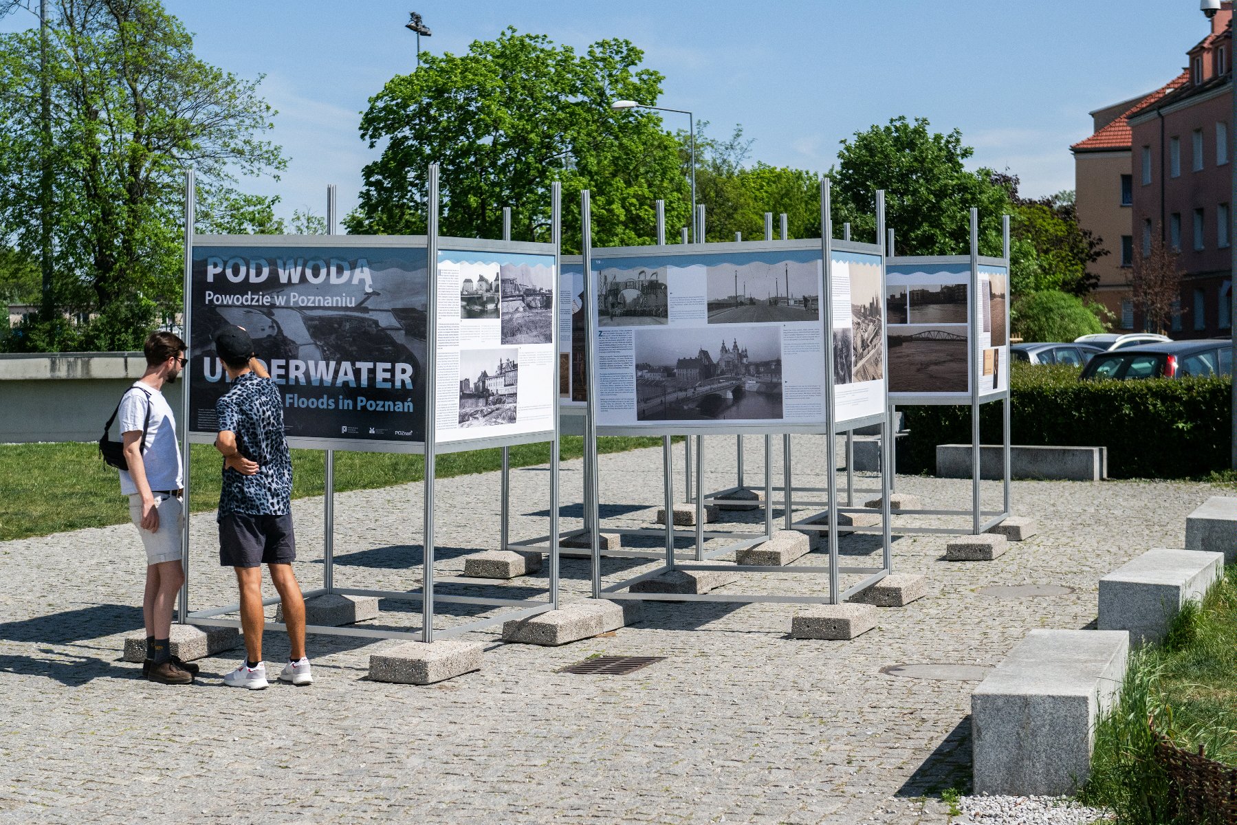 Galeria zdjęć przedstawia ludzi oglądających wystawę "Pod wodą. Powodzie w Poznaniu". - grafika artykułu
