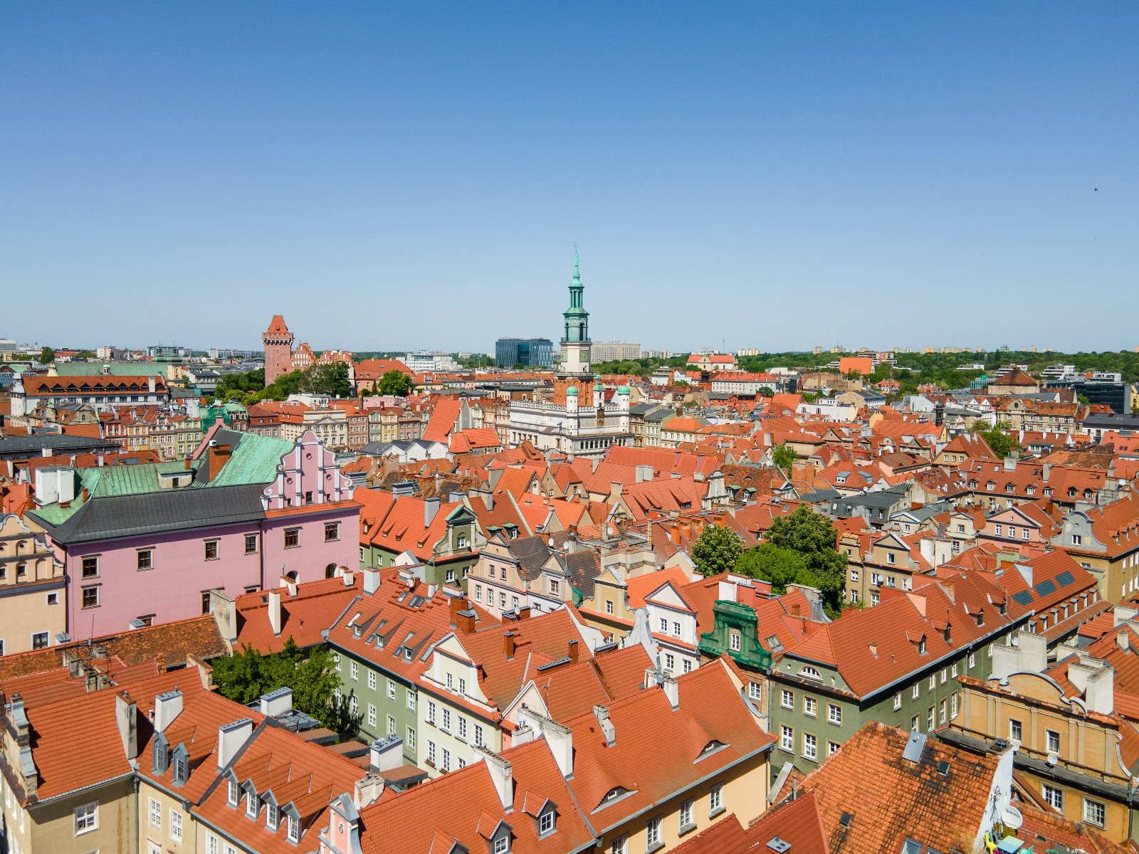 Zdjęcie przedstawia panoramę Starego Miasta w Poznaniu widzianą z lotu ptaka. - grafika artykułu